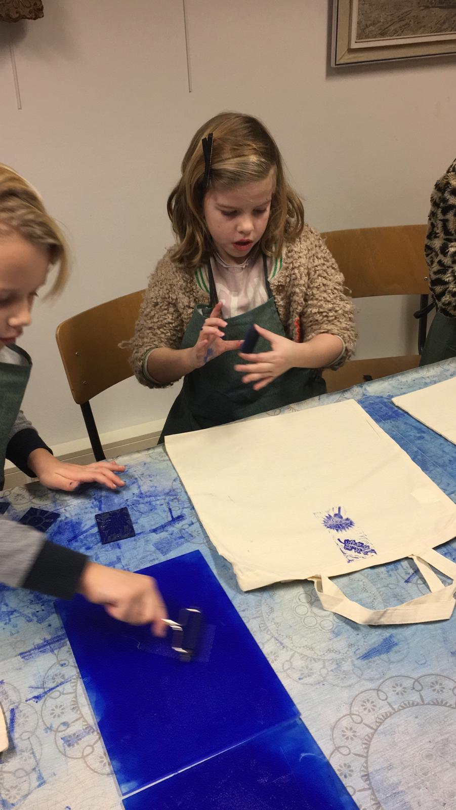Kinderworkshop linnen tas stempelen voor kinderen in Museum De Koperen Knop